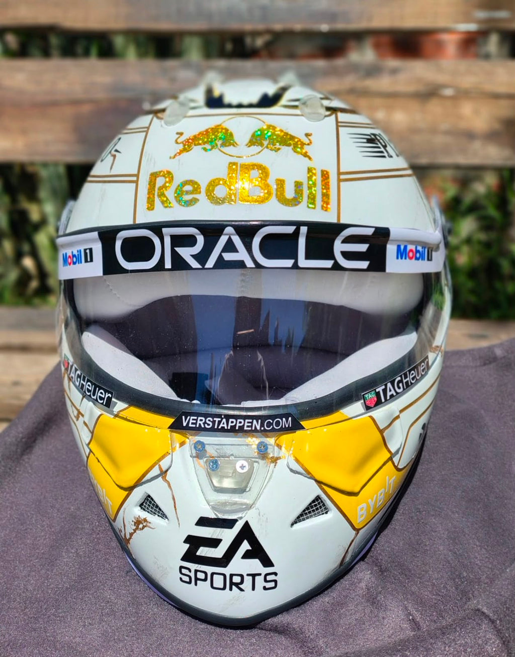 🏁 Casco Max Verstappen 2024 – Edición White & Gold | Escala Real