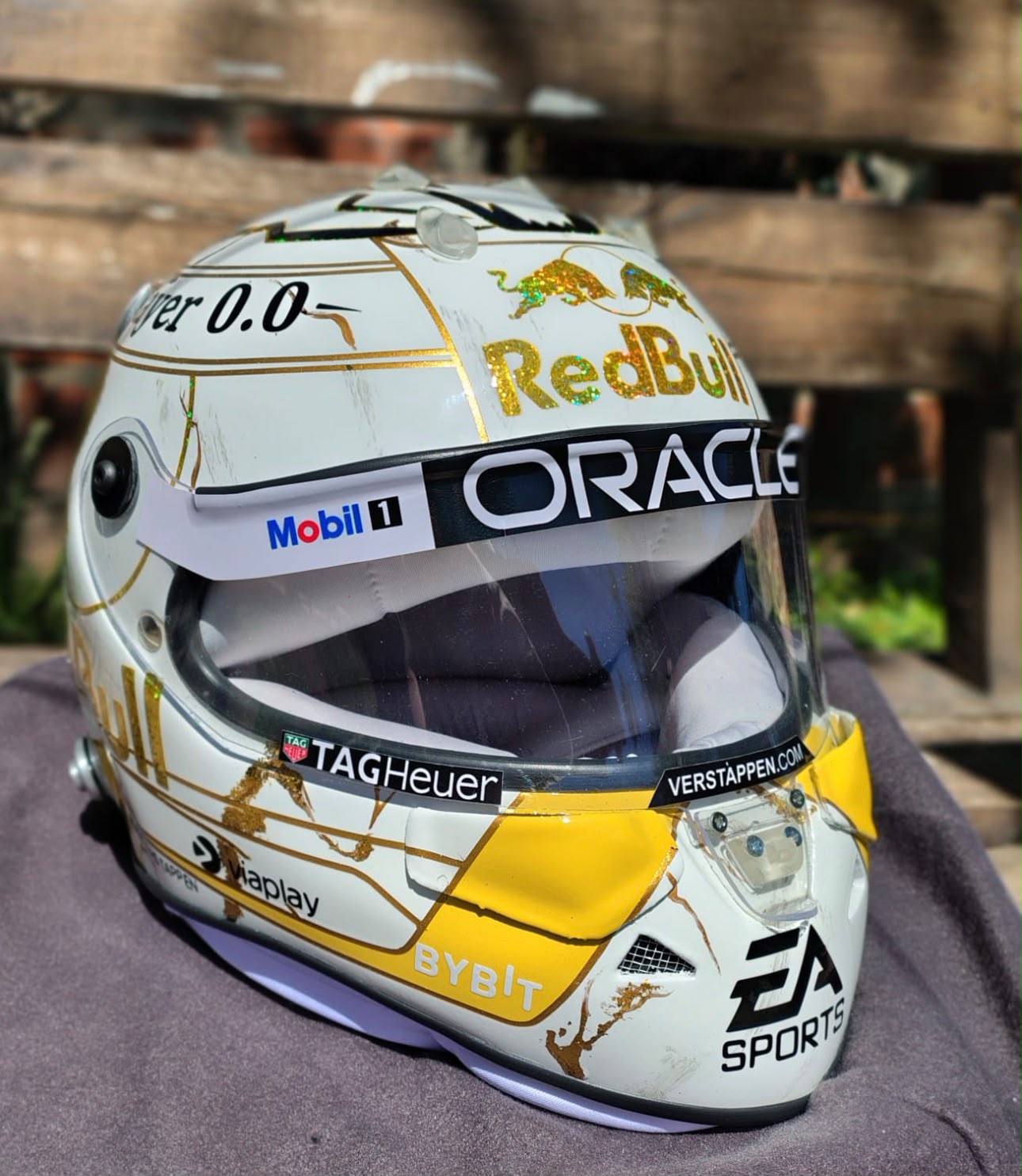 🏁 Casco Max Verstappen 2024 – Edición White & Gold | Escala Real