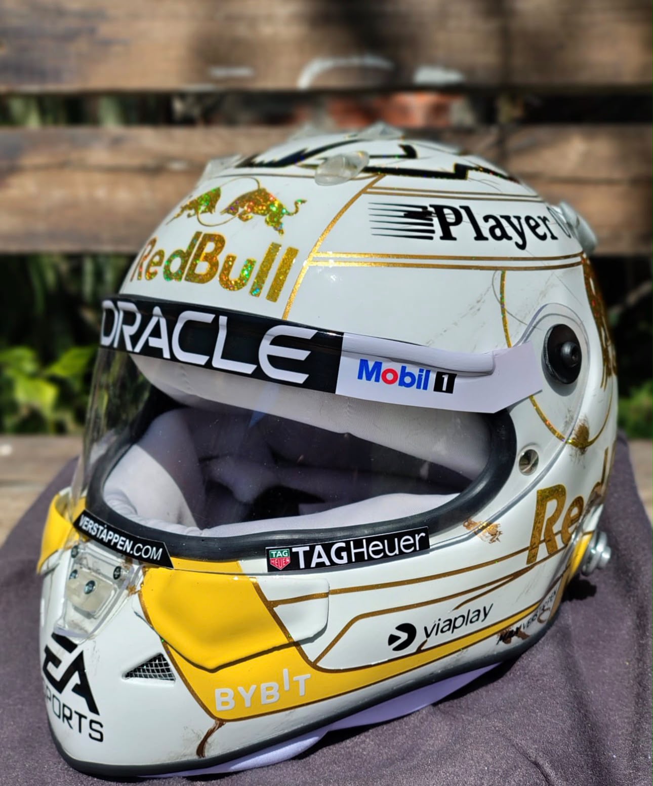 🏁 Casco Max Verstappen 2024 – Edición White & Gold | Escala Real