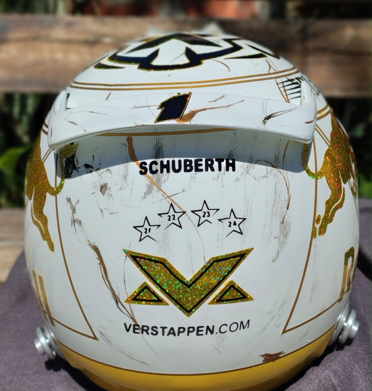 🏁 Casco Max Verstappen 2024 – Edición White & Gold | Escala Real