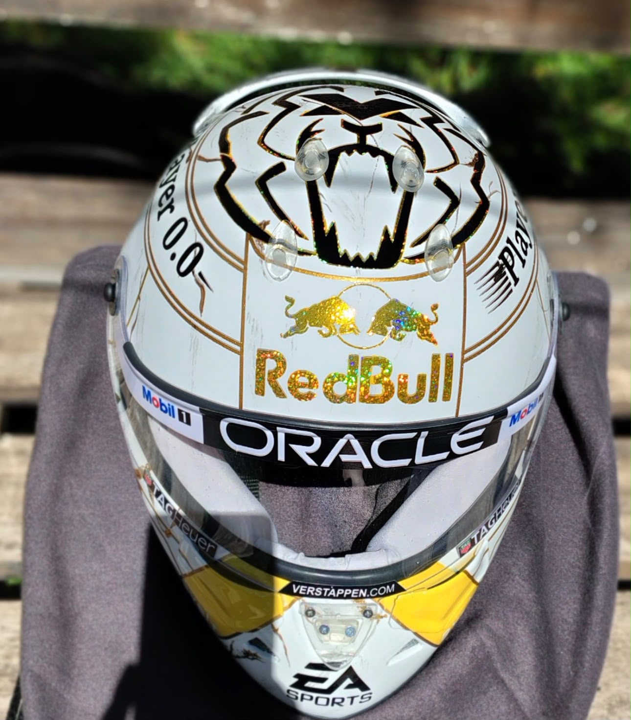 🏁 Casco Max Verstappen 2024 – Edición White & Gold | Escala Real