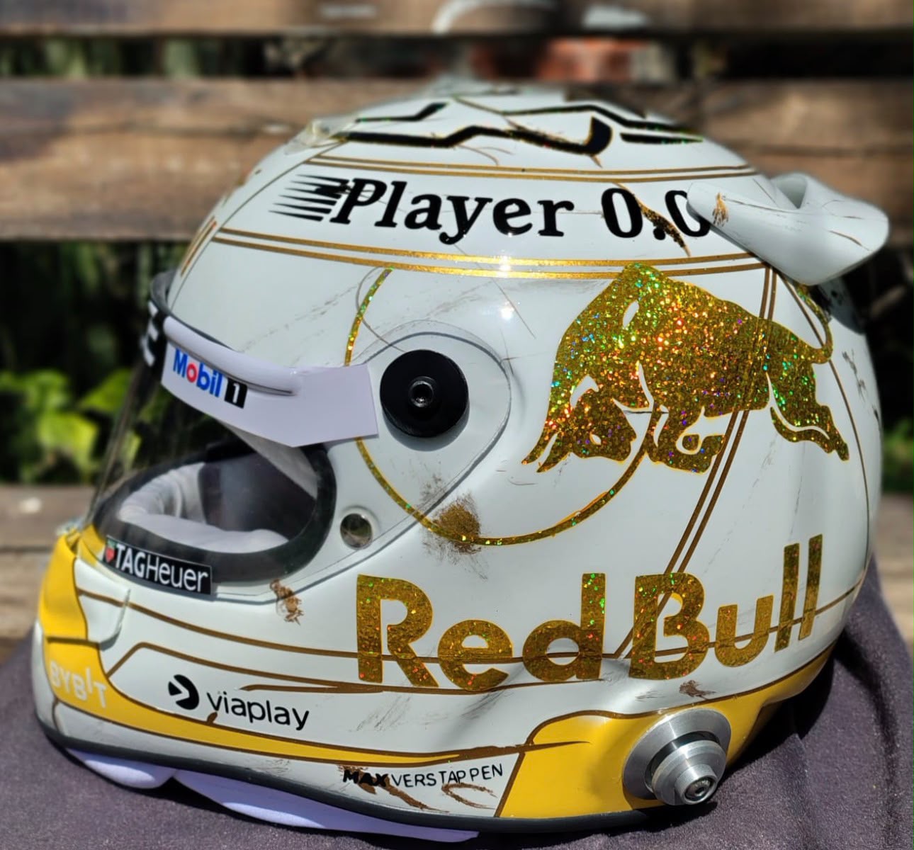 🏁 Casco Max Verstappen 2024 – Edición White & Gold | Escala Real