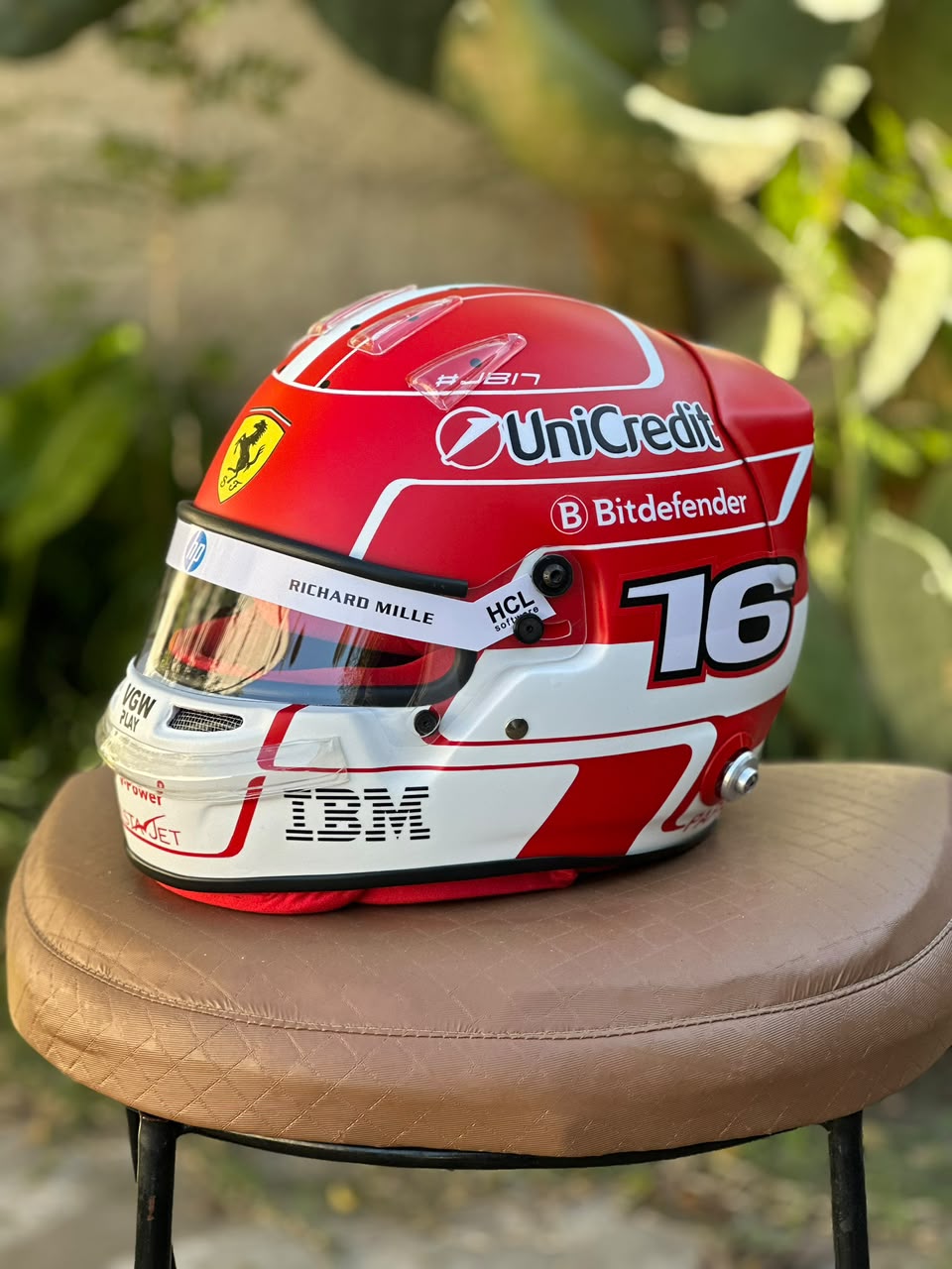 🏎️ Charles Leclerc 2025 Ferrari HP – Casco Escala 1:1