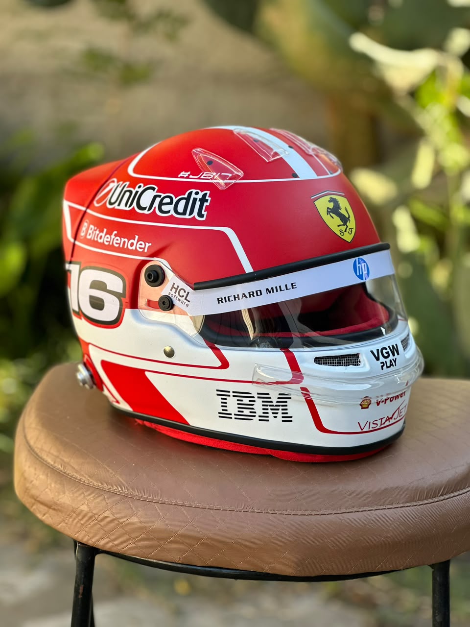 🏎️ Charles Leclerc 2025 Ferrari HP – Casco Escala 1:1