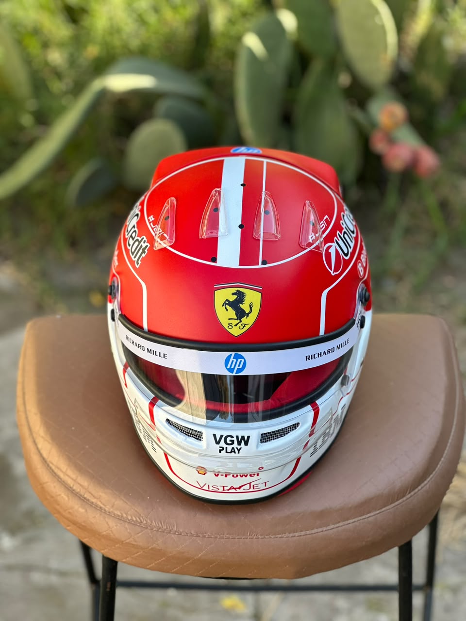 🏎️ Charles Leclerc 2025 Ferrari HP – Casco Escala 1:1