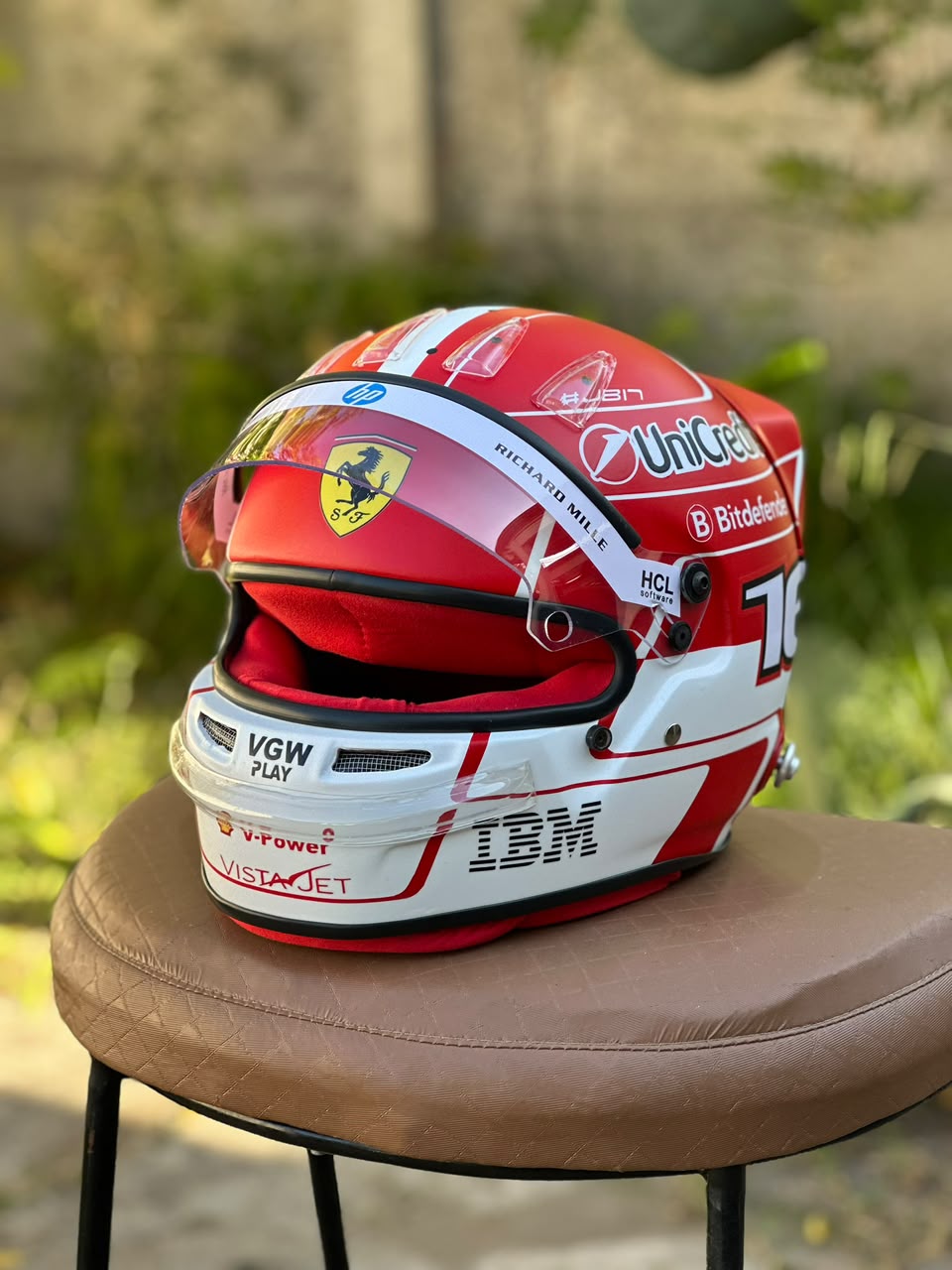 🏎️ Charles Leclerc 2025 Ferrari HP – Casco Escala 1:1